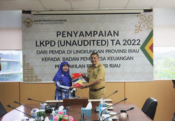 Meranti Kabupaten Pertama Serahkan LKPD Kepada BPK